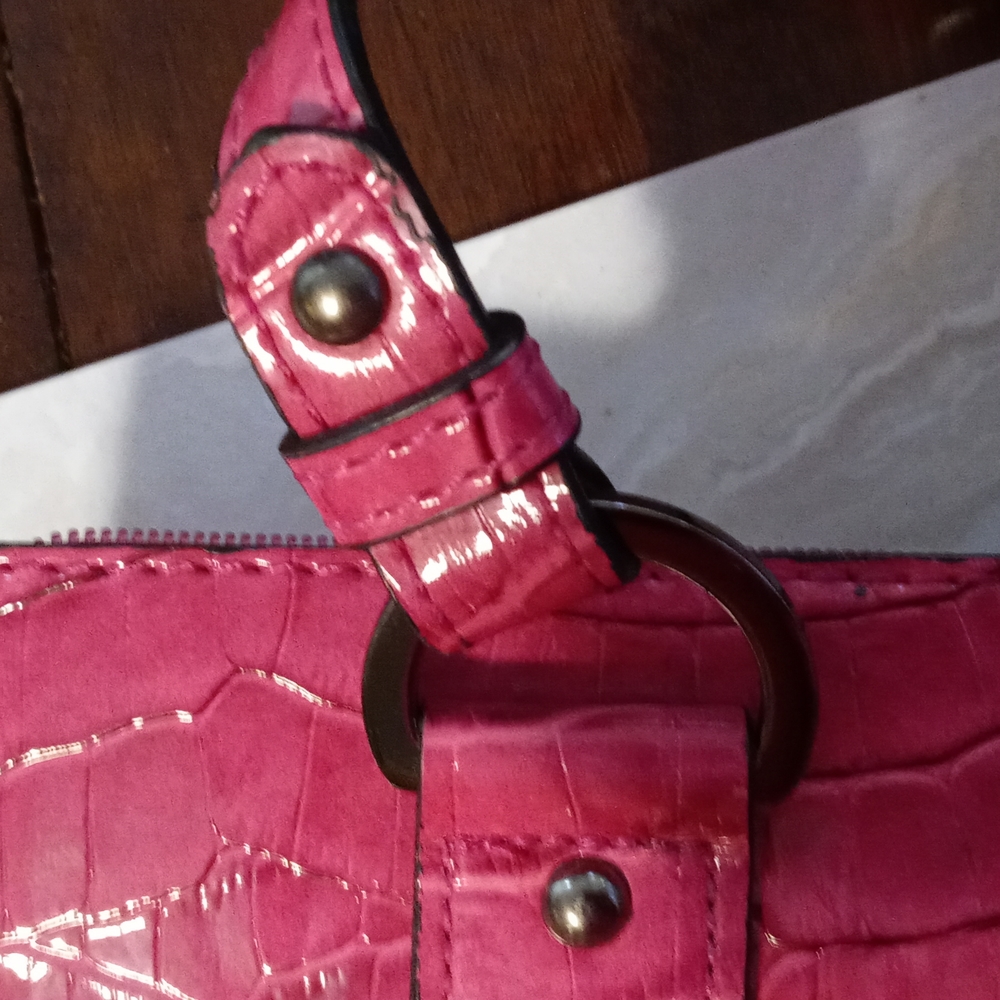 Guess pink faux patent leather purse - Picture 5 of 6